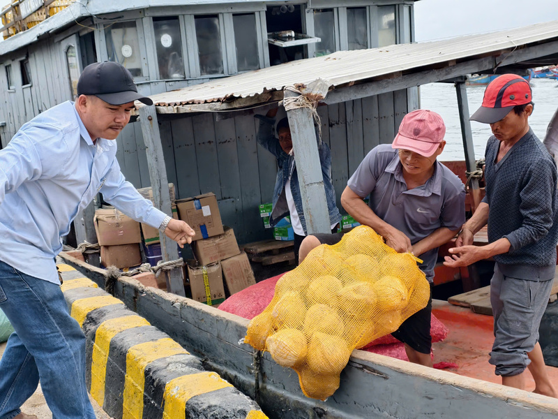 Các mặt hàng thiết yếu được vận chuyển ra đảo. Ảnh: Nguyễn Dương