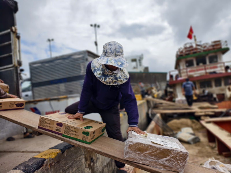 Các mặt hàng thiết yếu như lương thực, thực phẩm, bánh kẹo, nước uống được vận chuyển liên tục ra đảo để chủ động ứng phó với những diễn biến thời tiết bất lợi có thể xảy ra trong thời gian tới. Ảnh: Nguyễn Dương