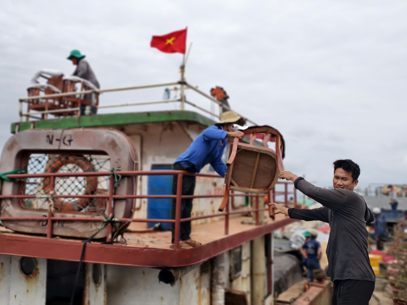 Khoảng 10 ngày qua, lượng hàng hóa vận chuyển từ đất liền ra đảo thông qua tuyến Sa Kỳ - Lý Sơn ước đạt hơn 2.000 tấn. Ảnh: Nguyễn Dương