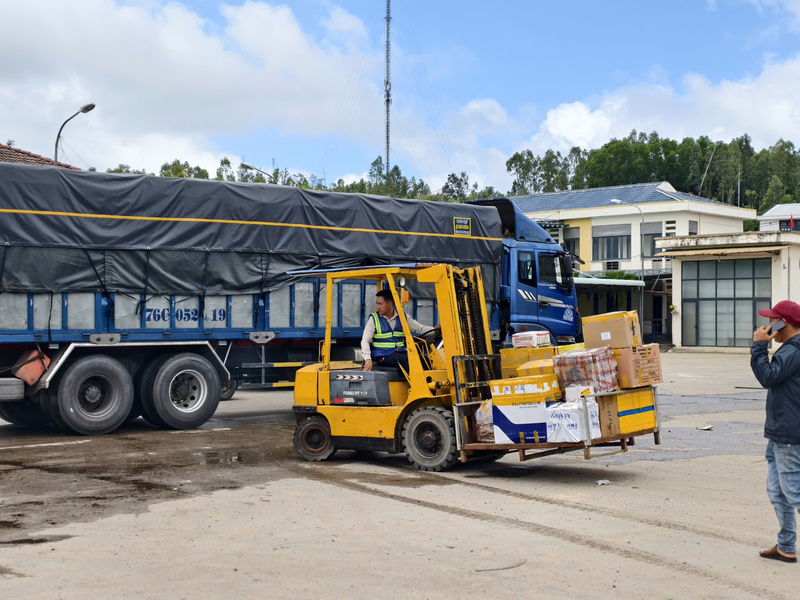 Ban quản lý cảng tỉnh Quảng Ngãi đã bố trí đầy đủ nhân lực, phương tiện để tiếp nhận tàu của các đơn vị vận tải, phối hợp giải phóng hàng hóa nhanh chóng. Ảnh: Nguyễn Dương