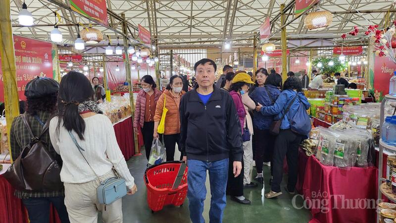 Lượng khách đến mua sắm tăng mạnh qua các ngày