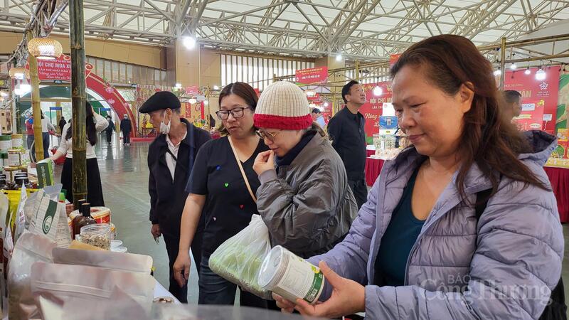 Du khách từ Ninh Bình đến Hội chợ Mùa Xuân lần thứ nhất 2026 để tham quan, mua sắm hàng hóa Tết