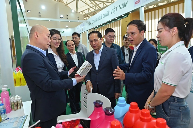 Trong khuôn khổ chuyến kiểm tra Hội chợ Mùa Xuân 2026, Phó Thủ tướng Bùi Thanh Sơn đã đến thăm gian trưng bày của Tập đoàn Hóa chất Việt Nam.