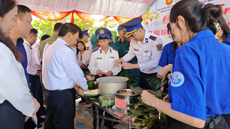 Không khí náo nhiệt trong Hội thi “Gói và nấu bánh chưng xanh”. Ảnh: Nam Trung