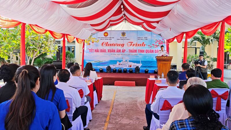 Chương trình "Tết hải đảo - Xuân ấm áp, thắm tình quân dân" mang mùa xuân đến với đảo tiền tiêu Lý Sơn. Ảnh: Nam Trung