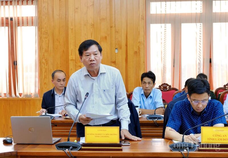 Đại diện Sở Nông nghiệp và Môi trường tỉnh Lâm Đồng báo cáo tình hình thực hiện với đoàn kiểm tra. Ảnh: Lê Sơn