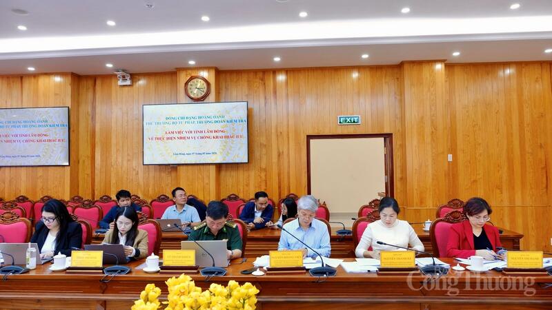 Các thành viên trong đoàn công tác dự hội nghị. Ảnh: Lê Sơn