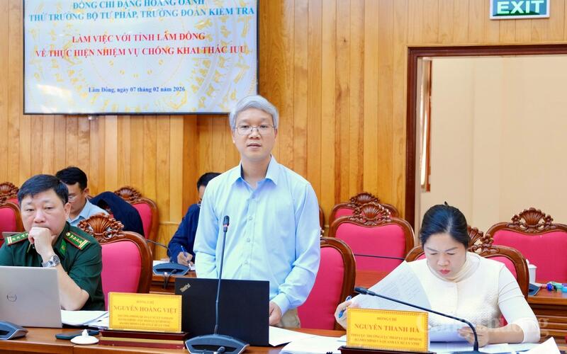 Thành viên đoàn kiểm tra đặt câu hỏi với tỉnh Lâm Đồng. Ảnh: Lê Sơn