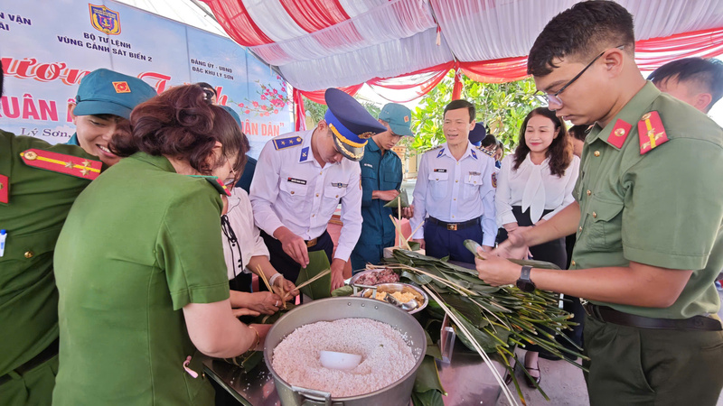 Hội thi với sự tham gia tranh tài của các cán bộ, chiến sĩ đến từ Ban Chỉ huy phòng thủ khu vực 1, Công an Đặc khu Lý Sơn, Trạm Rada 550 (Vùng 3 Hải quân) và Đoàn thanh niên địa phương. Ảnh: Nam Trung