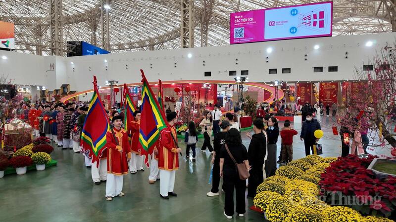 Hoạt động diễu hành "Bách hoa bộ hành" trình diễn Việt phục trong không gian Hội chợ Mùa Xuân 2026, thu hút đông đảo người dân và du khách theo dõi