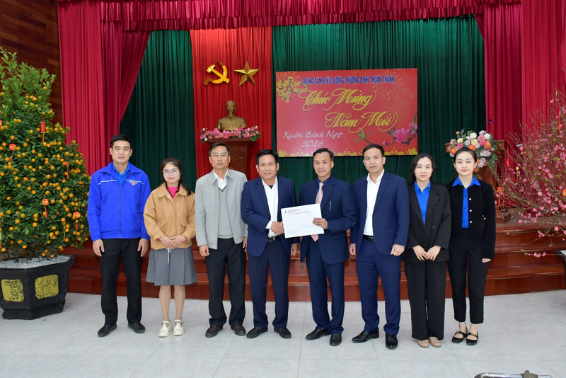 Ông Lê Văn Chính – Chủ tịch Công đoàn Công ty cùng đại diện các đơn vị, Đoàn Thanh niên, Nữ công Công ty trao quà cho các thương, bệnh binh và CBCNV tại Trung tâm điều dưỡng Thương binh Thuận Thành (Bắc Ninh)