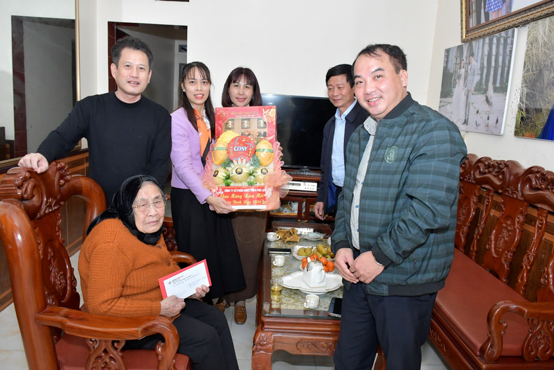 Ông Đặng Kiên Quyết – Phó Tổng Giám đốc cùng đại diện các đơn vị, Công đoàn, Đoàn thanh niên, Nữ công Công ty đến thăm hỏi và chúc Tết Mẹ Việt Nam Anh hùng.