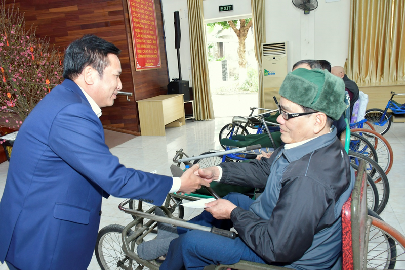 Ông Lê Văn Chính - Chủ tịch Công đoàn PPC thăm hỏi, tặng quà các bác thương binh.