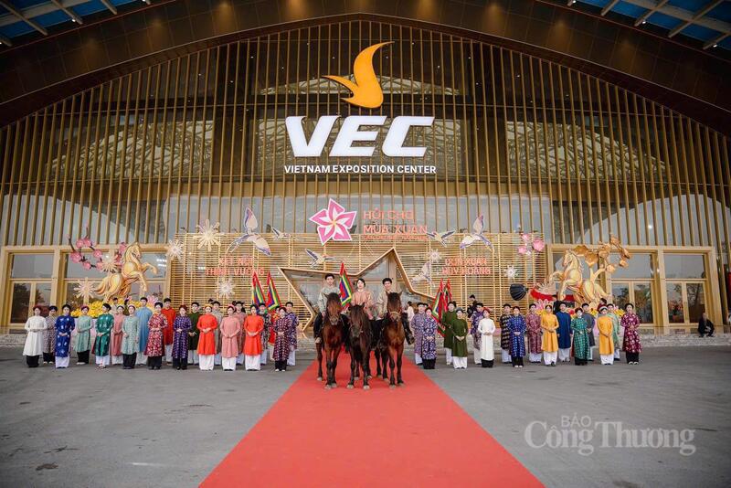 Hơn 50 người mẫu, diễn viên trong những bộ cổ phục Việt tái hiện vẻ đẹp của trang phục dân tộc.