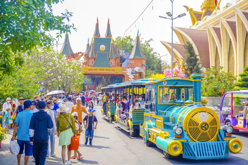 Du khách tham quan, trải nghiệm tại Khu du lịch Suối Tiên. Ảnh: Minh Khuê.