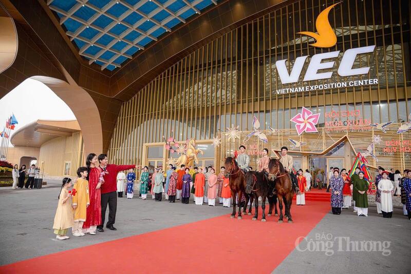 Diễu hành "Bách hoa bộ hành" góp phần làm phong phú trải nghiệm văn hóa tại Hội chợ Mùa Xuân