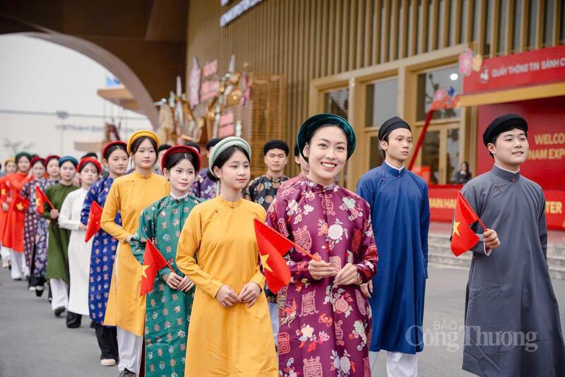 Các bạn trẻ biểu diễn Việt phục trong chương trình "Bách hoa bộ hành" tại Hội chợ Mùa Xuân