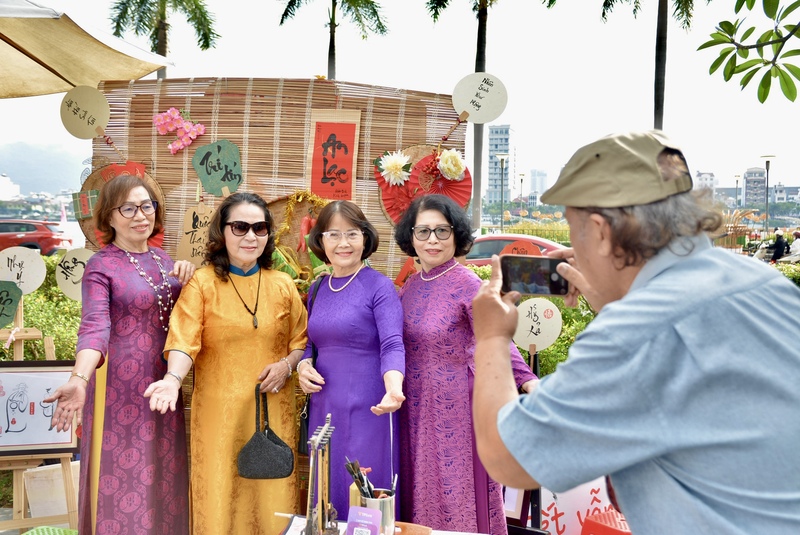 Với không gian trải nghiệm đa dạng, phiên chợ ngày Tết là điểm đến thú vị, mang đến nhiều trải nghiệm ý nghĩa cho người dân và du khách trong không khí đón Xuân Bính Ngọ 2026. Ảnh: Ngọc Thảo