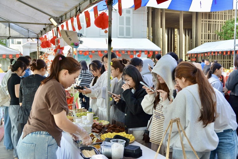 Ông Huỳnh Đình Quốc Thiện, Giám đốc Bảo tàng Đà Nẵng cho biết, phiên chợ được tổ chức không chỉ để tham quan hay mua sắm, mà còn để trải nghiệm, tương tác và cùng nhau tạo dựng không khí Tết. “Năm nay quy tụ nhiều gian hàng hơn hẳn các năm trước, và đặc biệt là cả Bắc - Trung - Nam đều tham gia, tạo ra một không gian văn hóa mở đậm đà bản sắc”, ông Thiện cho biết. Ảnh: Ngọc Thảo