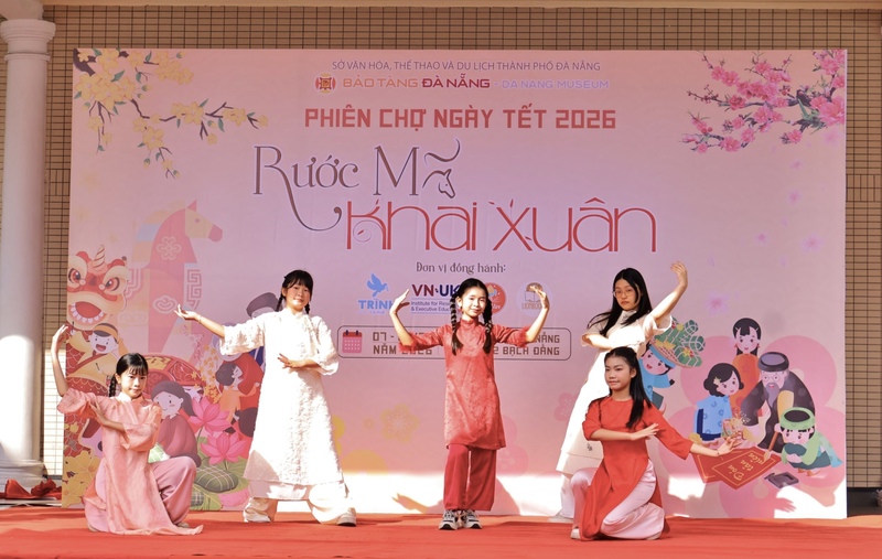 Phiên chợ tổ chức trình diễn “Thanh âm ngày xuân” và Acoustic đón chào năm mới với các tiết mục văn nghệ về mùa xuân, Pop, Ballad nhẹ nhàng. Ảnh: Diễm Phúc