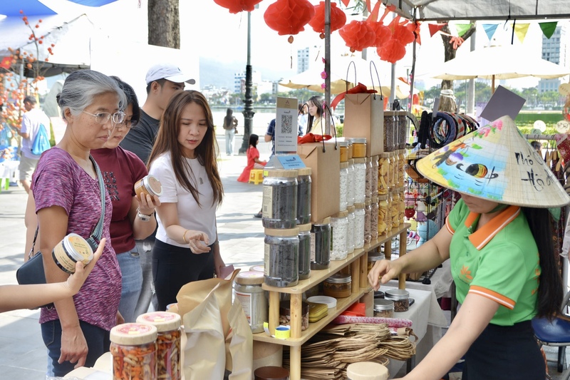 Người dân được trải nghiệm bán và mua sắm tại chợ Tết truyền thống với các sản phẩm đặc trưng như: ẩm thực dân gian, áo dài, cây cảnh, thủ công mỹ nghệ,... mang đậm dấu ấn Đà Nẵng và khu vực miền Trung. Ảnh: Ngọc Thảo