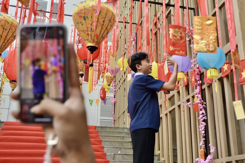 Người dân và du khách thích thú check-in tại không gian “Lối xuân gửi ước nguyện”, cùng nhau viết lời chúc và gửi gắm ước vọng đầu năm. Ảnh: Ngọc Thảo