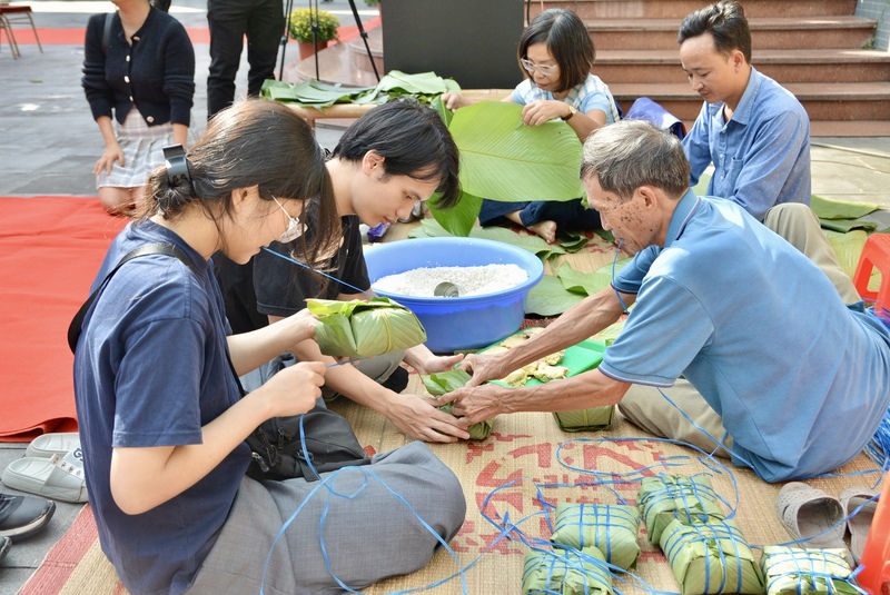 Bạn Trần Hữu Minh Trí (trú tại phường Thanh Khê) chia sẻ: “Em được tham gia gói bánh chưng, bánh tét, được các chú giới thiệu, hướng dẫn cách làm. Em mong sắp tới sẽ có nhiều hoạt động như thế này nữa để gia đình em có nhiều lựa chọn đi chơi Tết”. Ảnh: Ngọc Thảo