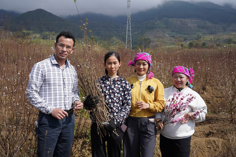 Ông Nguyễn Bá Kiện cùng một số nhà sáng tạo nội dung thăm và động viên bà con tại vườn đào. Ảnh: T.T