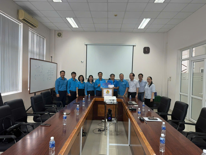 Công đoàn Công Thương Việt Nam thăm và tặng quà đoàn viên công đoàn và người lao động chương trình "Tết sum vầy - Xuân ơn Đảng" năm 2026 tại Công ty Cổ phần Tập đoàn Bia Sài Gòn Bình Tây.