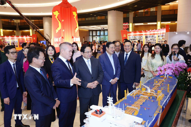 Thủ tướng Phạm Minh Chính cùng các đại biểu tham quan triển lãm "Những thành tựu nổi bật trong phát triển kinh tế và văn hoá Việt Nam". Ảnh: Phương Hoa/TTXVN