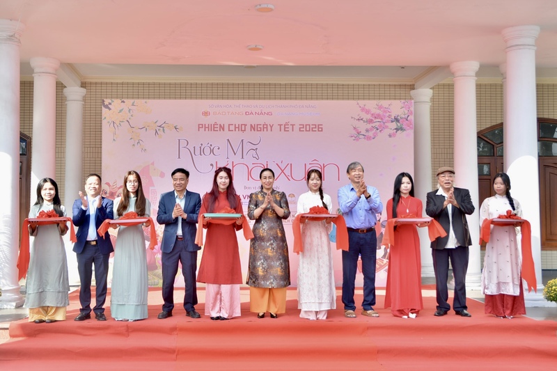 Diễn ra trong hai ngày 7 và 8/2, phiên chợ mở ra một không gian mới - nơi ký ức Tết xưa giao hòa cùng nhịp sống hiện đại, tạo nên không khí vui tươi, phấn khởi, rộn ràng đón Xuân Bính Ngọ 2026. Ảnh: Diễm Phúc