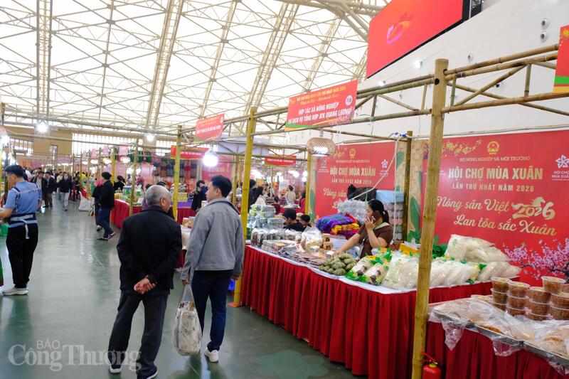 Không khí sôi động của hội chợ ngày cuối tuần.