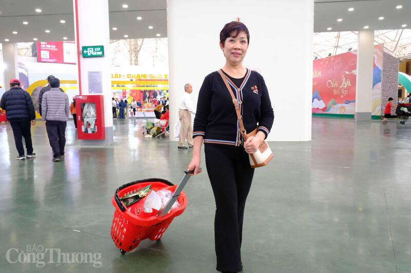 Chị Vân bày tỏ sự hài lòng đối với giá hàng hóa tại hội chợ.