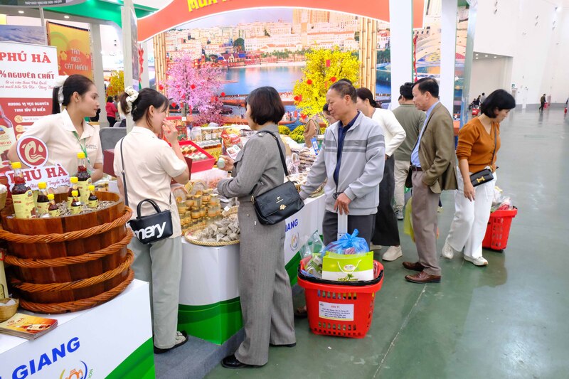 Du khách chất đầy giỏ hàng khi mua sắm