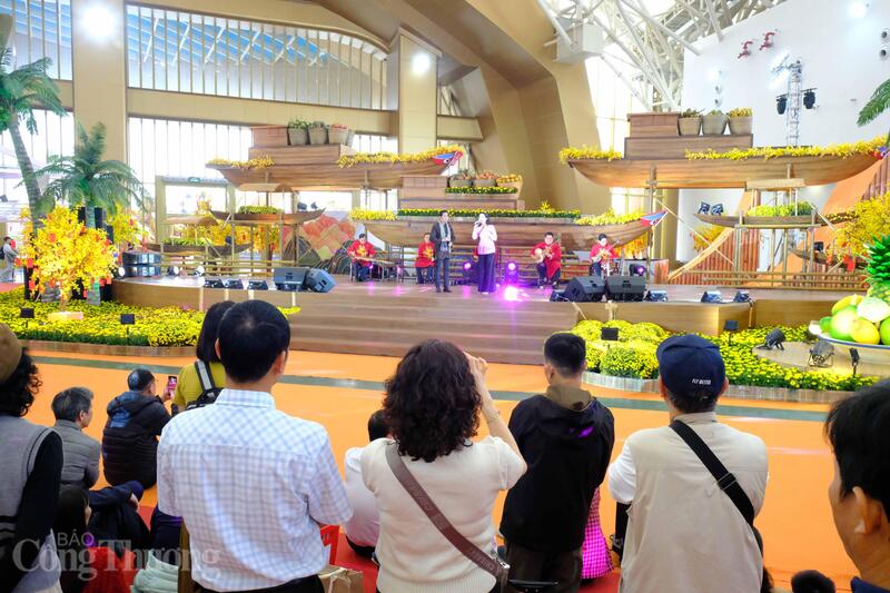 Du khách trải nghiệm văn hóa phương Nam tại Hội chợ