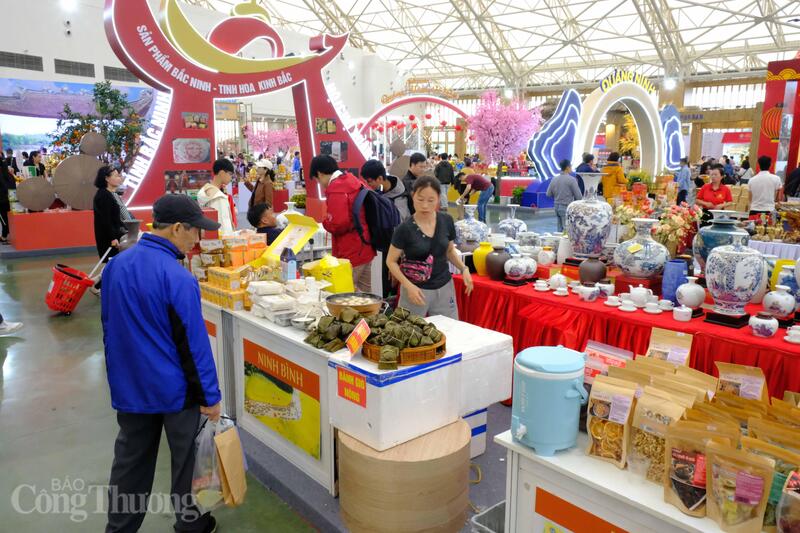 Hội chợ Mùa Xuân bày bán nhiều đặc sản địa phương.