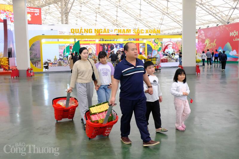 Gia đình chị Hà cảm thấy hài lòng với nhiều sản phẩm tại hội chợ.