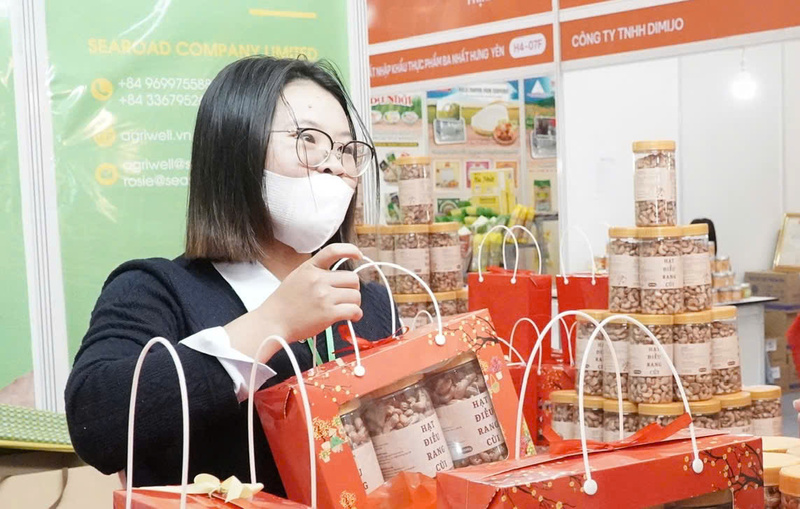 Sản phẩm hạt điều rang củi của Công ty Agriwell được giới thiệu tại Hội chợ Mùa xuân. Ảnh: M.T