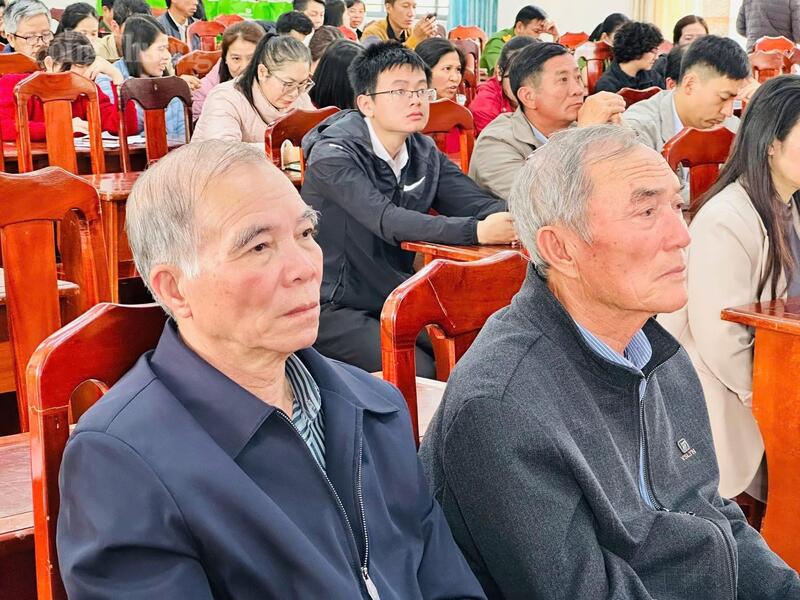 Các cựu chiến binh xã Ka Đô dự hội nghị.