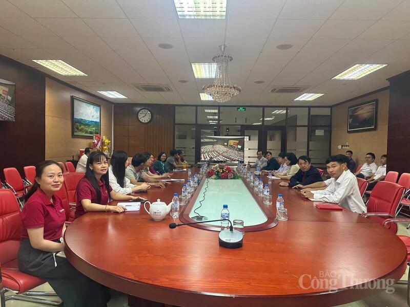 Các doanh nghiệp địa bàn phường Đông Gia Nghĩa dự hội nghị theo hình thức trực tuyến.