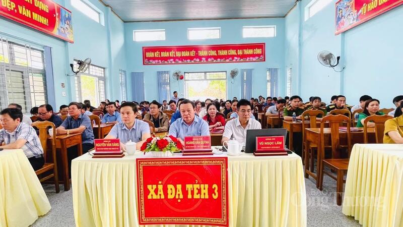 Lãnh đạo xã Đạ Tẻh 3 dự hội nghị nghiêm túc.