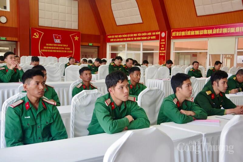 Cán bộ chiến sỹ tham dự chương trình một cách nghiêm túc.