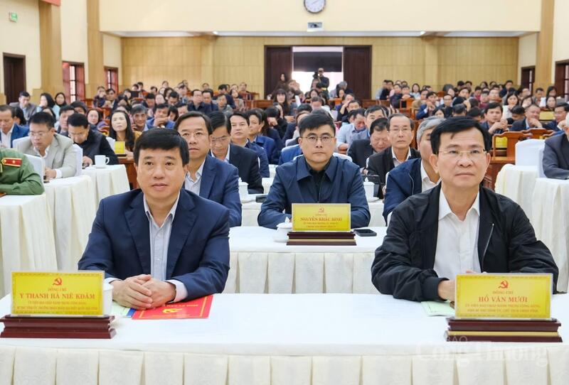 Đồng chí: Y Thanh Hà Niê Kđăm, Ủy viên Ban Chấp hành Trung ương Đảng, Bí thư Tỉnh ủy, Trưởng Đoàn đại biểu Quốc hội tỉnh; Hồ Văn Mười, Ủy viên Ban Chấp hành Trung ương Đảng, Phó Bí thư Tỉnh ủy, Chủ tịch UBND tỉnh tai điểm cầu trung tâm tỉnh Lâm Đồng.