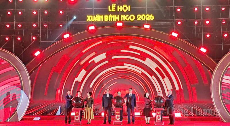 Các đại biểu nhấn nút khai mạc sự kiện. Ảnh: N.H