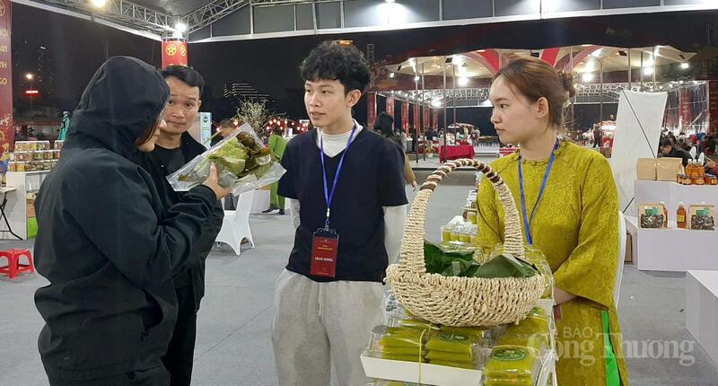 Người tiêu dùng Thủ đô trải nghiệm mua sắm đặc sản vùng miền tại Lễ hội Xuân Bính Ngọ 2026. Ảnh: N.H