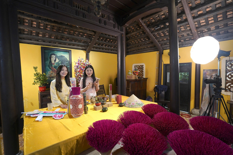 Các phiên livetream thuộc chiến dịch "Tết ta ba miền – hương xưa đầy nhà" của TikTok Shop đã tạo ra hơn 4.000 đơn hàng nhang, trầm chỉ trong 1 ngày.