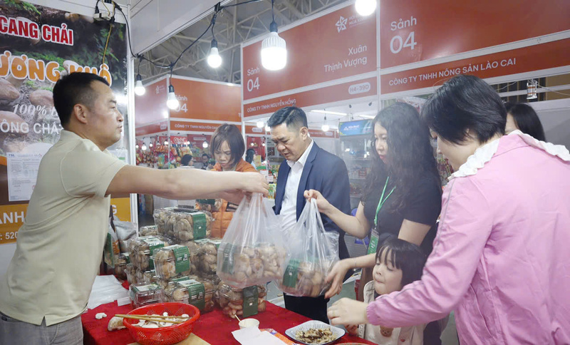 Gian hàng của Công ty TNHH Nấm ăn, nấm dược liệu Mù Cang Chải (Lào Cai) thu hút đông khách hàng. Ảnh: H.Q