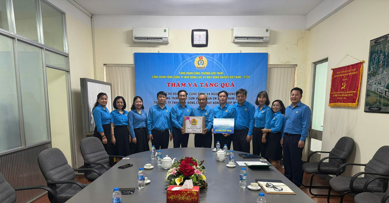 Đoàn công tác tặng quà tại Công ty TNHH MTV Động cơ và máy nông nghiệp miền Nam (SVEAM).