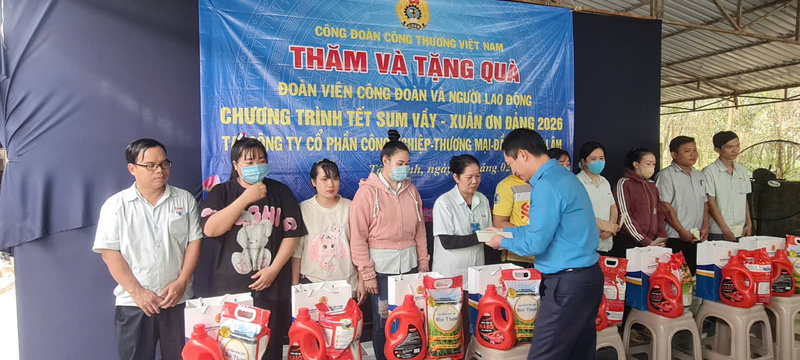 Chủ tịch Lê An Hải trao quà cho đoàn viên công đoàn và người lao động tại Công ty Cổ phần Công nghiệp - Thương mại - Đầu tư Phú Lâm.