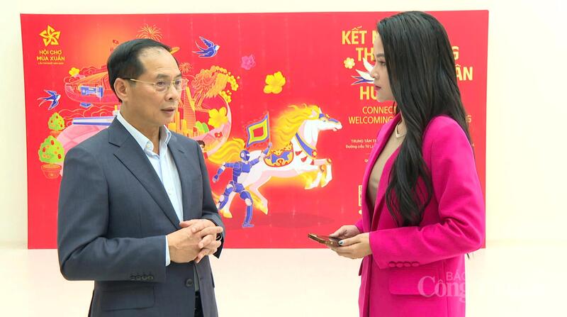 Phó Thủ tướng Bùi Thanh Sơn trao đổi với phóng viên Báo Công Thương.